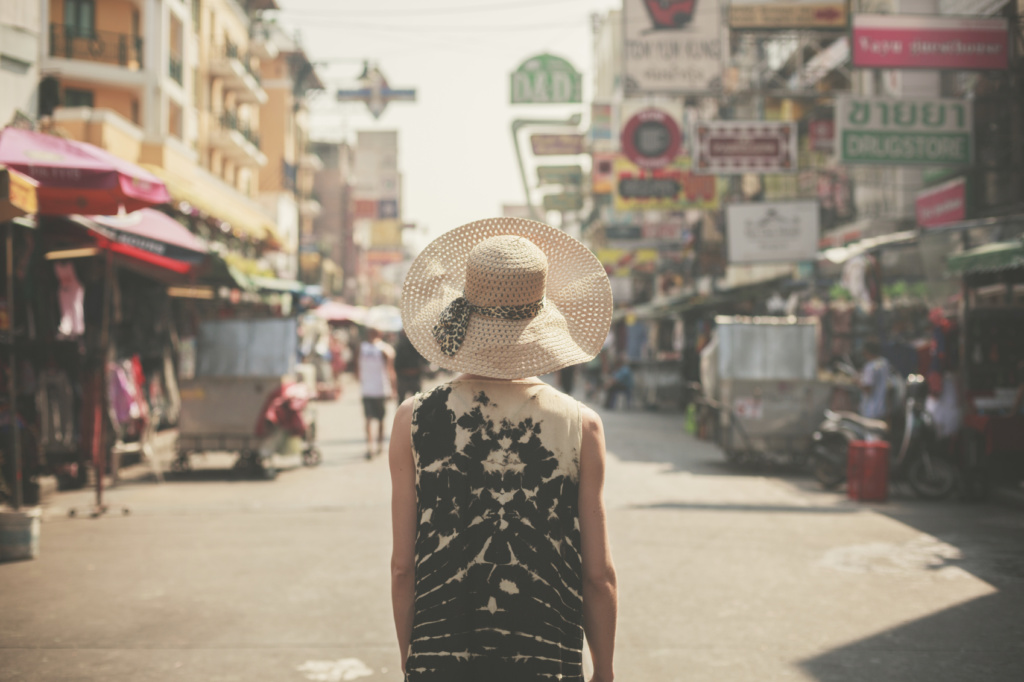 Mujer caminando por Bangkok