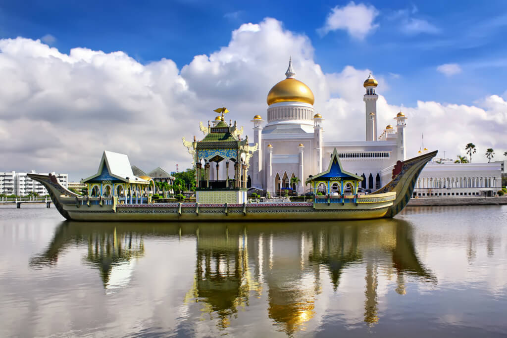 The Sultan Omar Ali Saifudding Mosque, Bandar Seri Begawan, Brunei, Southeast Asia