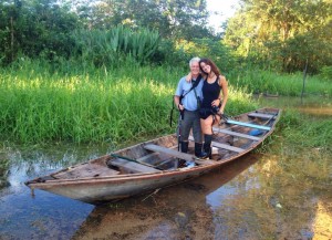 Camila y su papá arriba de una canoa en el Amazonas