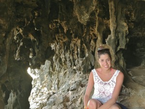 Fernanda en una cueva de Aruba