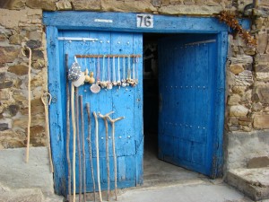 Puerta azul en un pueblo del Camino de Santiago