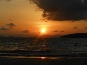 Puesta de sol en una playa de Tailandia