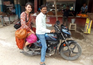 Giannina arriba de una moto junto a un hombre indio