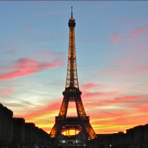 Vista de la Torre Eiffel con el atardecer de fondo