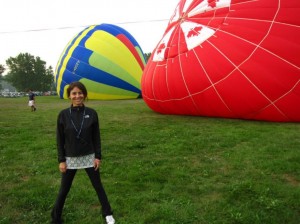 Andrea junto a dos globos aerostáticos en el suelo