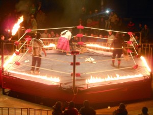 Vista panorámica de un ring de lucha libre boliviana
