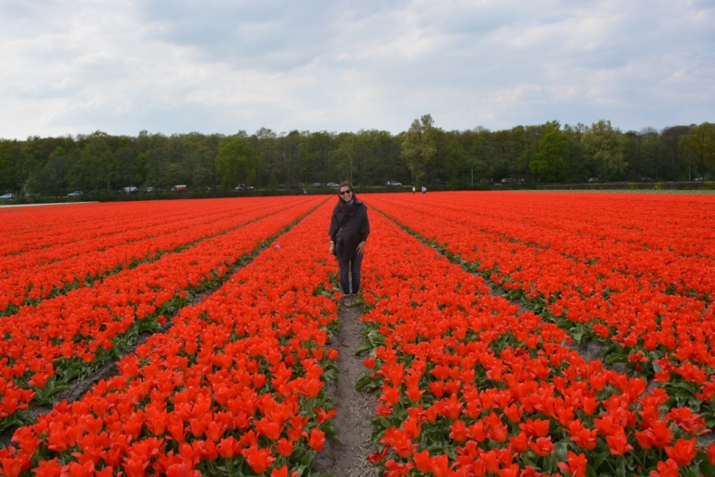 Valeria en medio de un campo de tulipanes rojos