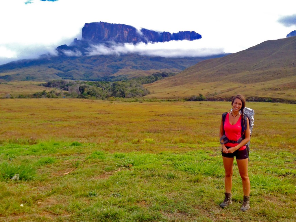 Camila y, a lo lejos, el monte Roraima