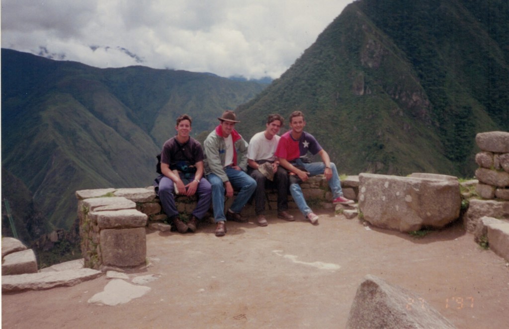 Cristóbal y su grupo de amigos en Machui Picchu, Perú.