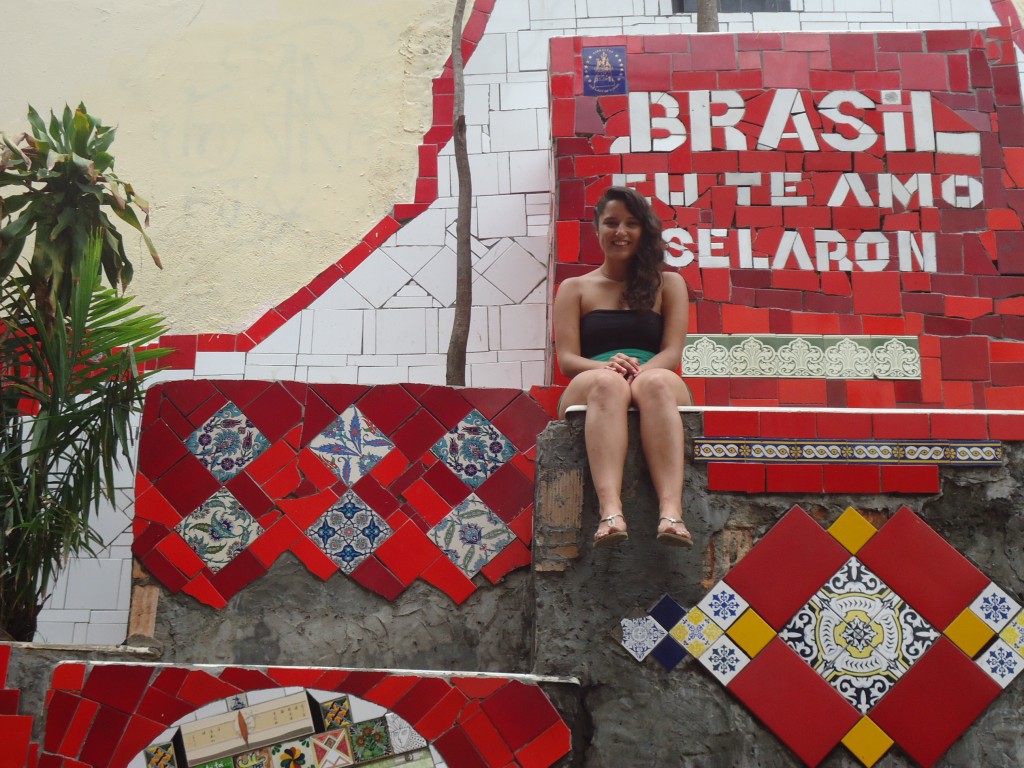 Tamara sentada en la escalera de Selarón, en Río de Janeiro