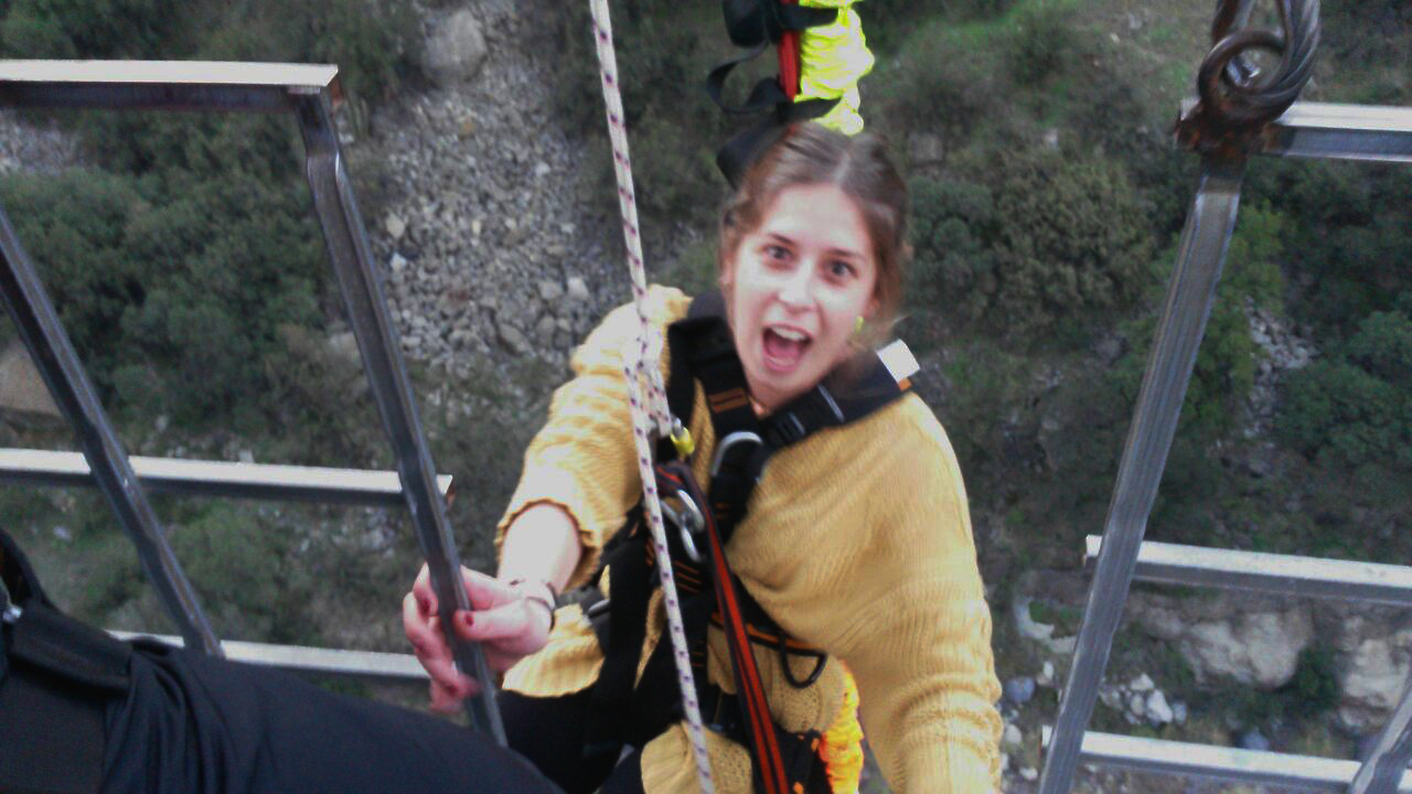 Cristina saltando en bungee