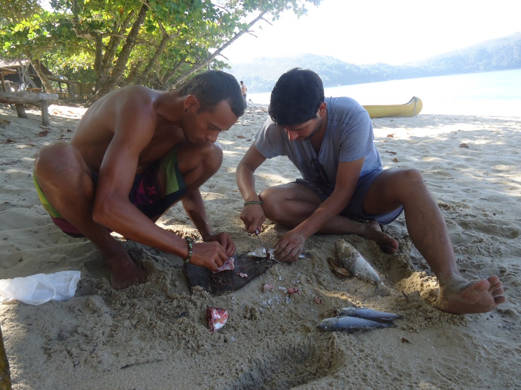 Felipe cortando pescado en Praia do Sono