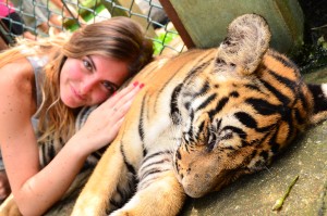 Francesca junto a un tigre