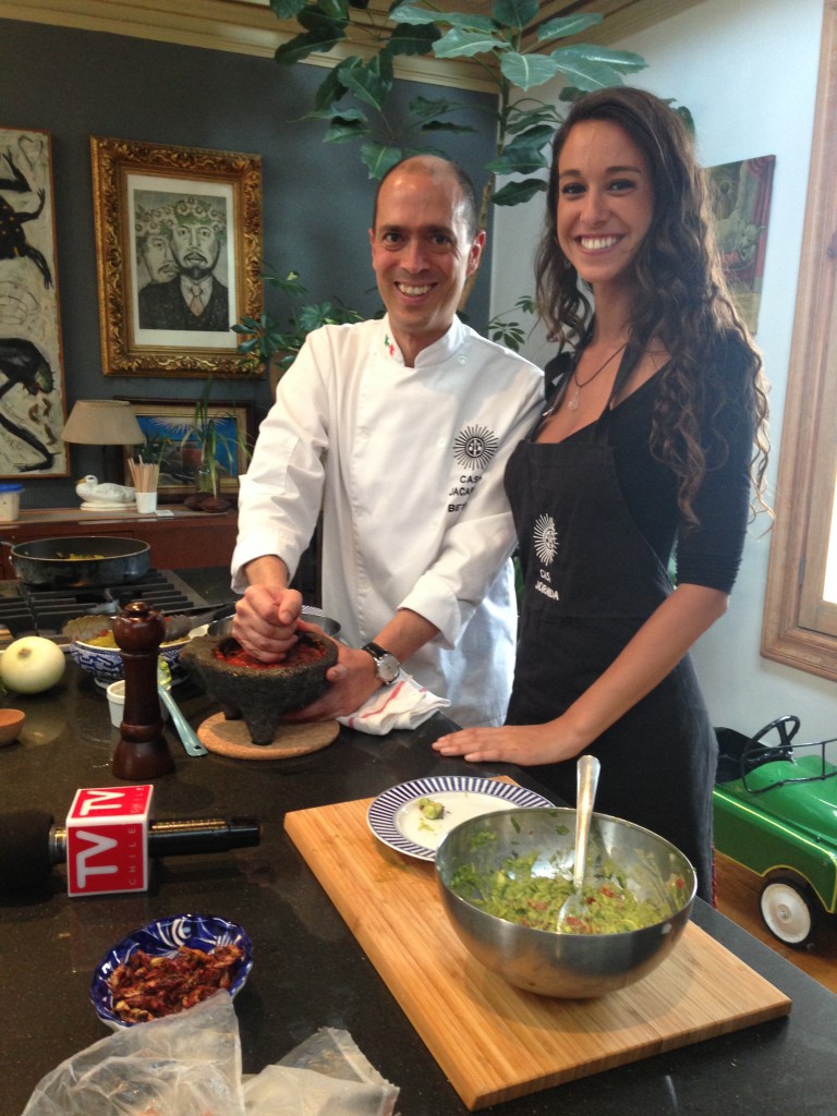 Camila cocinando en Casa Jacaranda