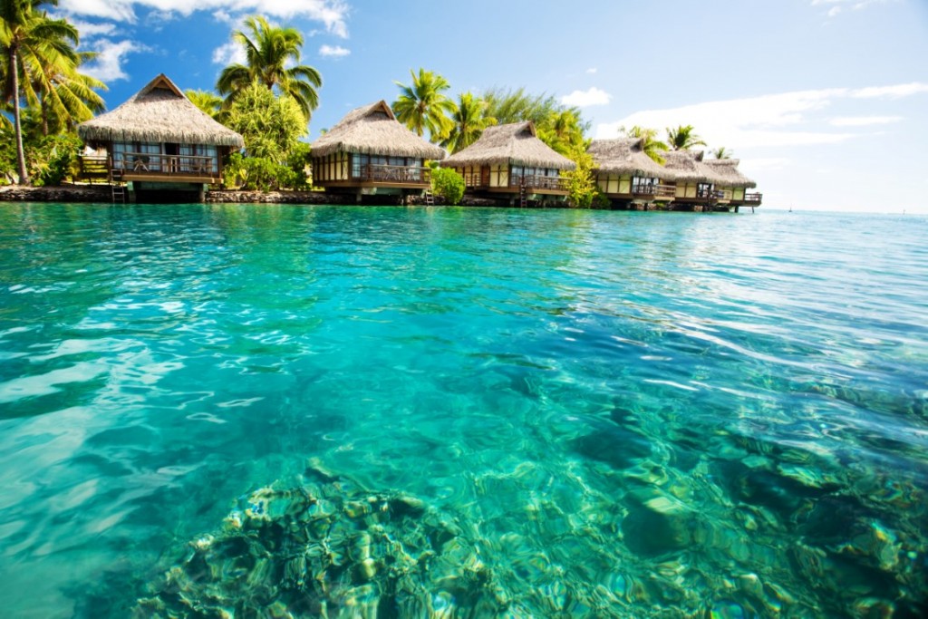 Bungalows sobre el mar turquesa en Tahiti