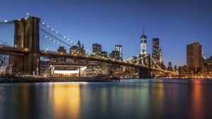 Vista panorámica nocturna del Puente de Brooklyn 