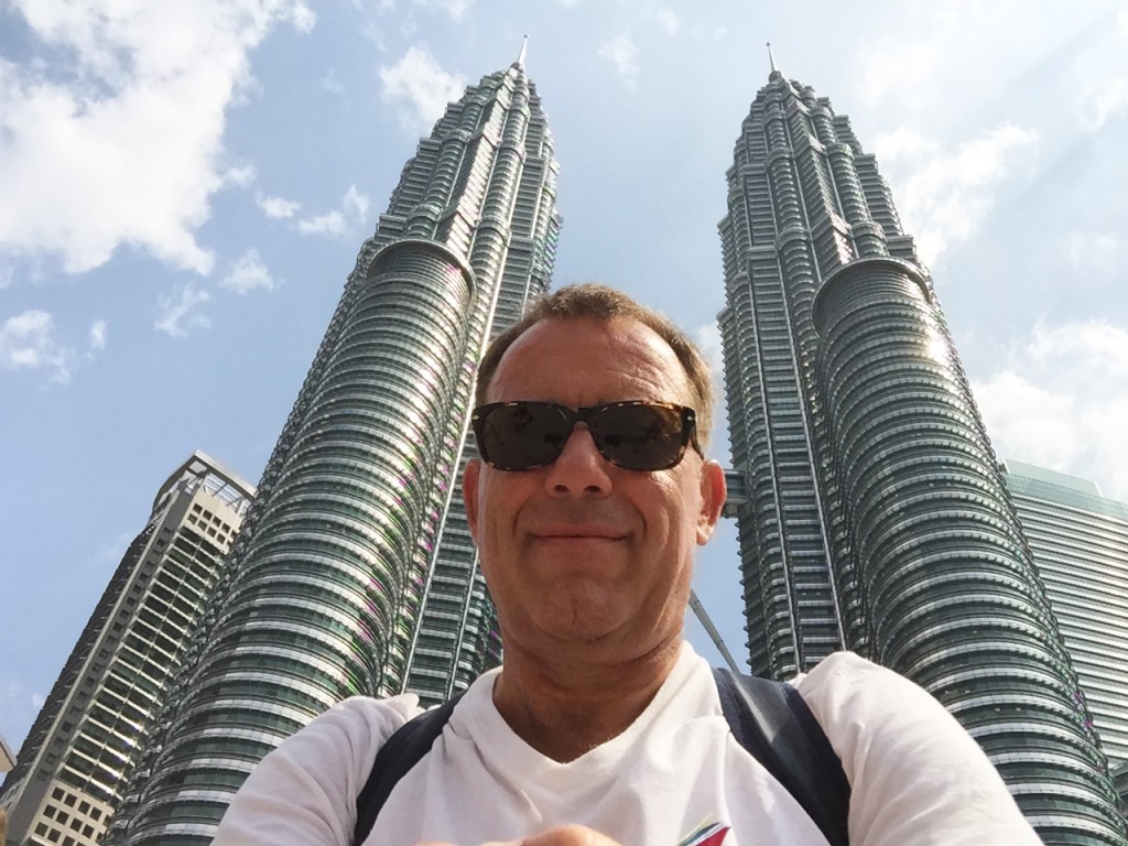 Uge con las Petronas Twin Towers al fondo