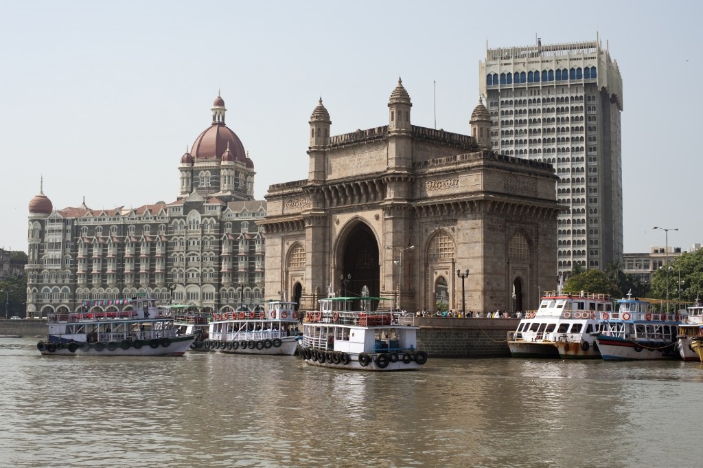 Puerta de la India en Mumbai junto a edificios históricos