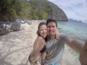 Viajeros disfrutando una playa en Filipinas