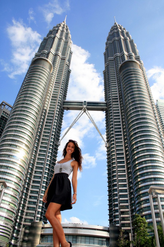 Camila con las Petronas Twins Towers de fondo