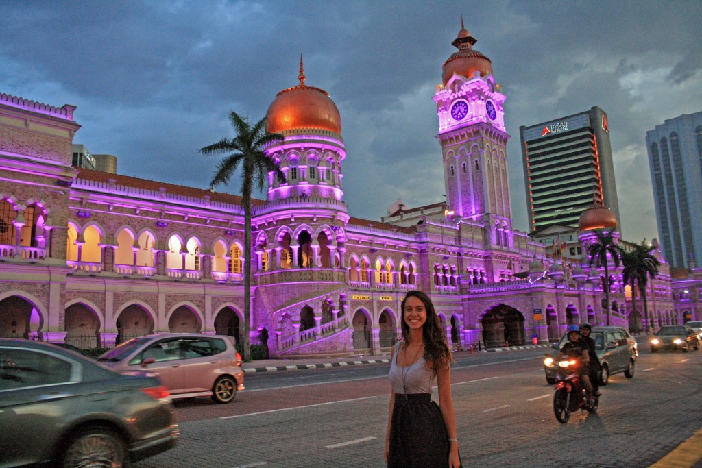 Camila frente al edificio Sultán Abdul