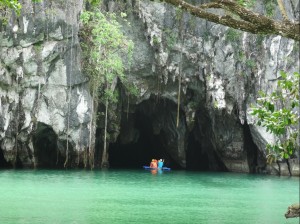 kayak entrando a cueva en filipinas