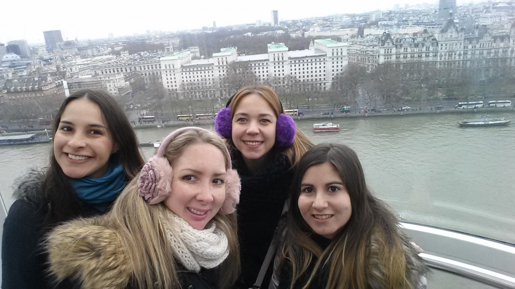Nicole y sus amigas arriba del London Eye