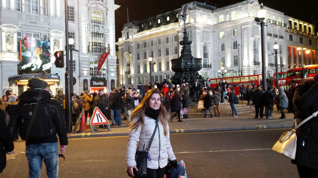 Nicole en Piccadilly Circus, en Londres