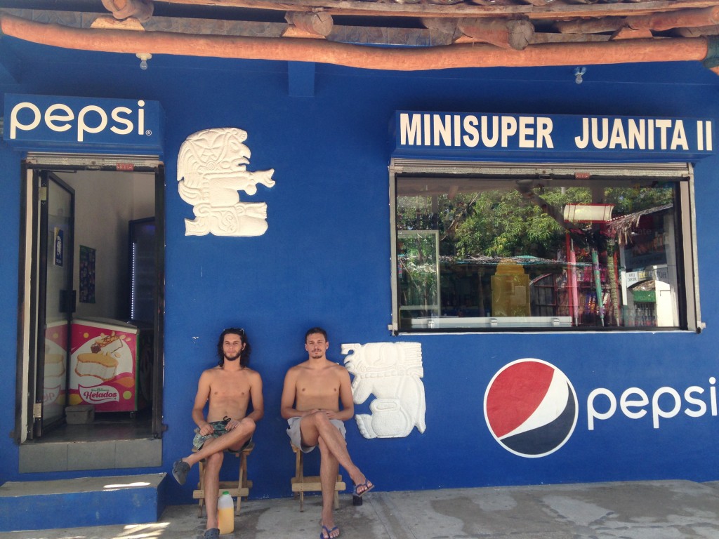 Andrés y su compañero de viaje afuera de un almacén en El Tunco
