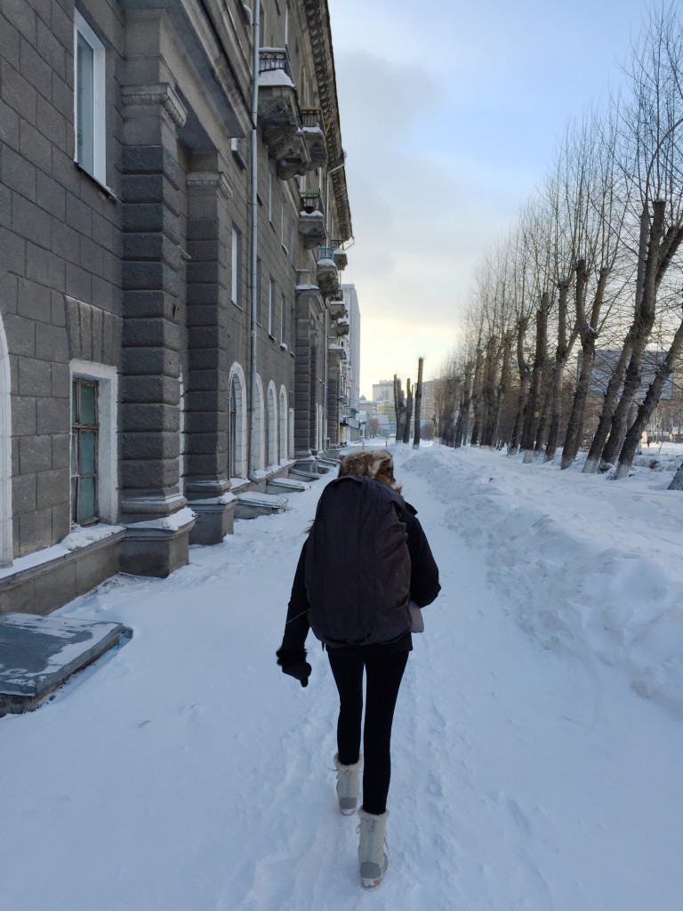 Fernanda caminando por Novosibirsk