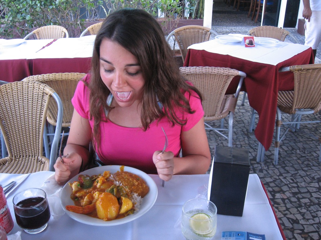 Constanza con un plato de moqueca de camarón en Brasil
