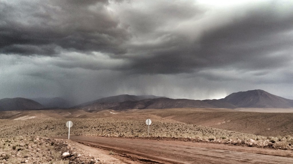 Paisaje en San Pedro de Atacama con nubes de tormenta