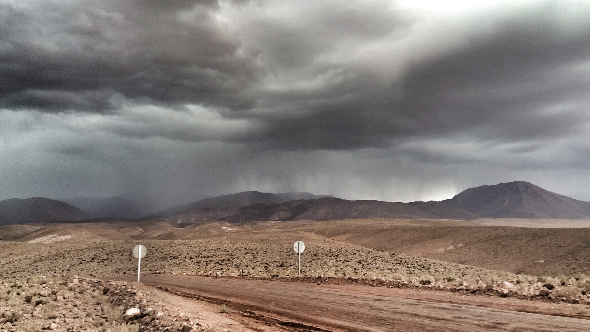 Paisaje de San Pedro de Atacama con nubes de tormenta