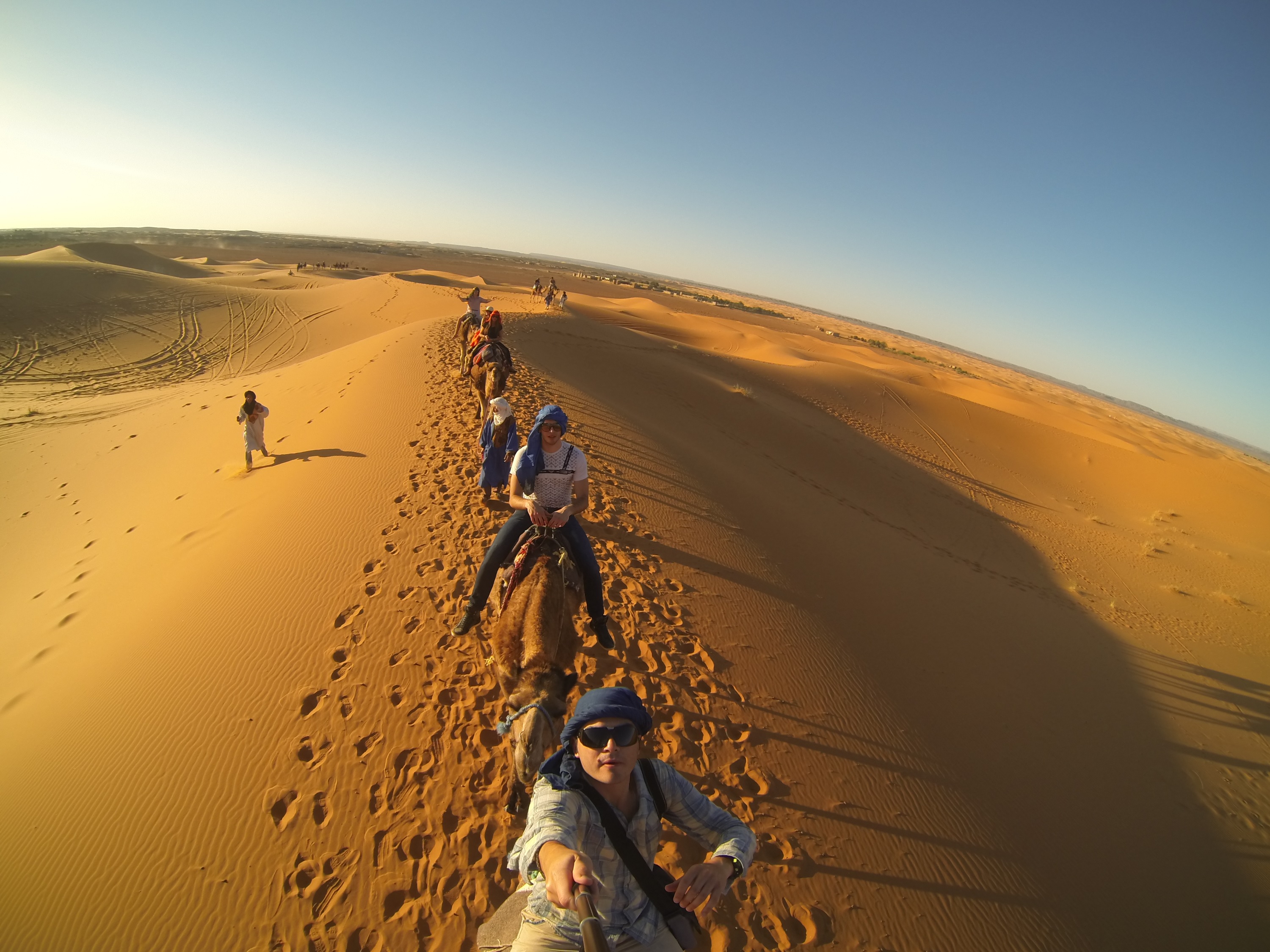 Mario arriba de un camello en el Sahara