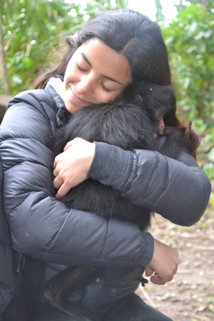 Francisca abrazando a un mono