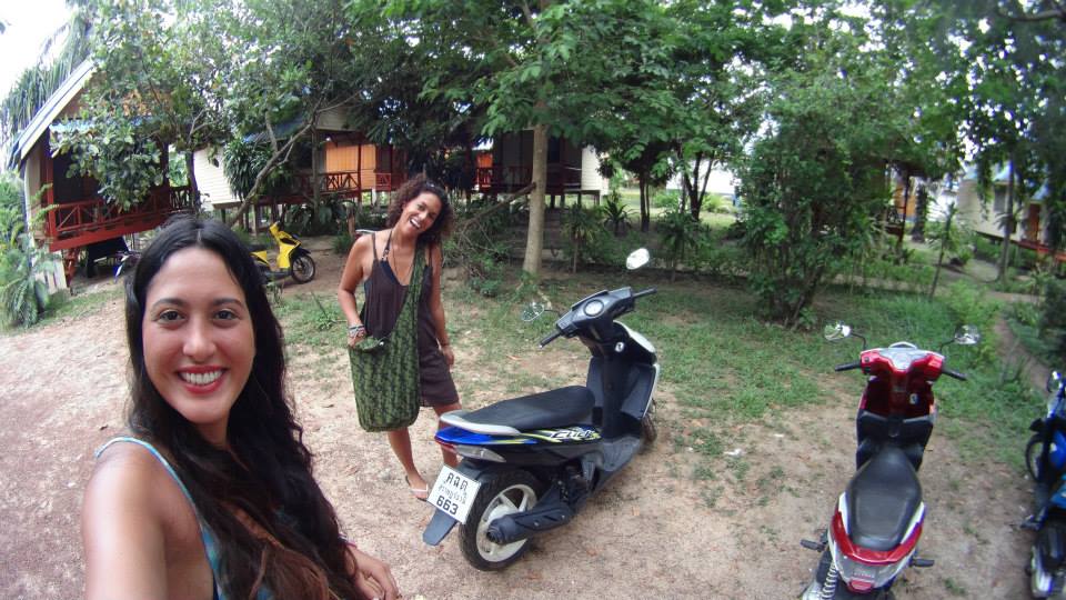 Daniela y Pia listas para andar en moto