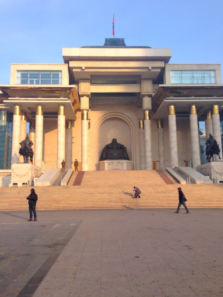 Estatua de Genghis Khan en la Plaza Sukhbaatar