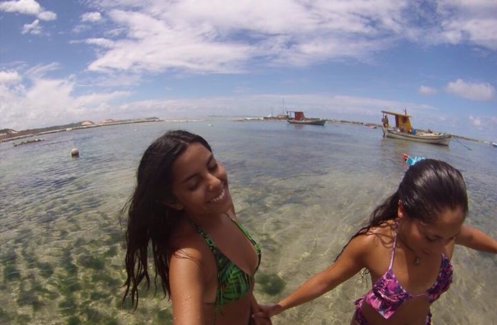 Francisca y su amiga en Praia Golfinhos