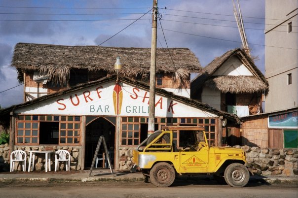 Fachada de un bar en Canoa, Ecuador