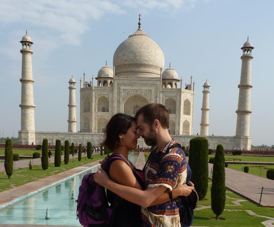 Pamela y Francisco frente al Taj Mahal