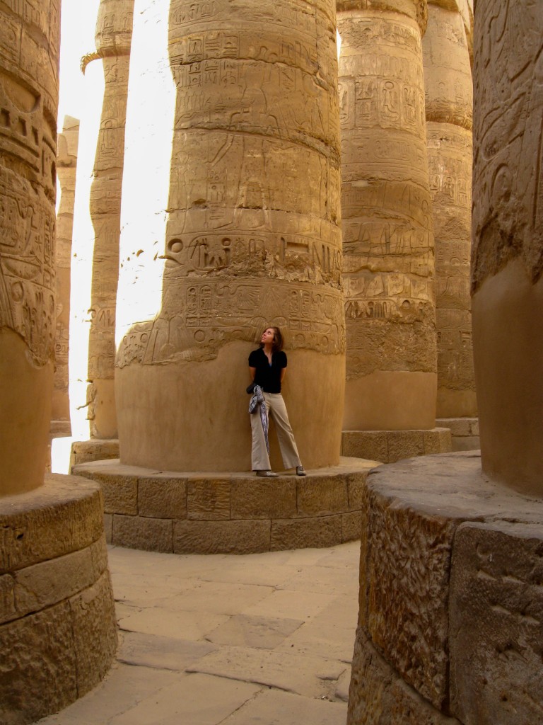 Tracy en uno de los pilares del Templo de Karnak