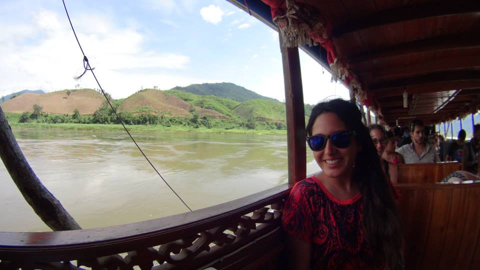 Daniela en el bote recorriendo el río Mekong