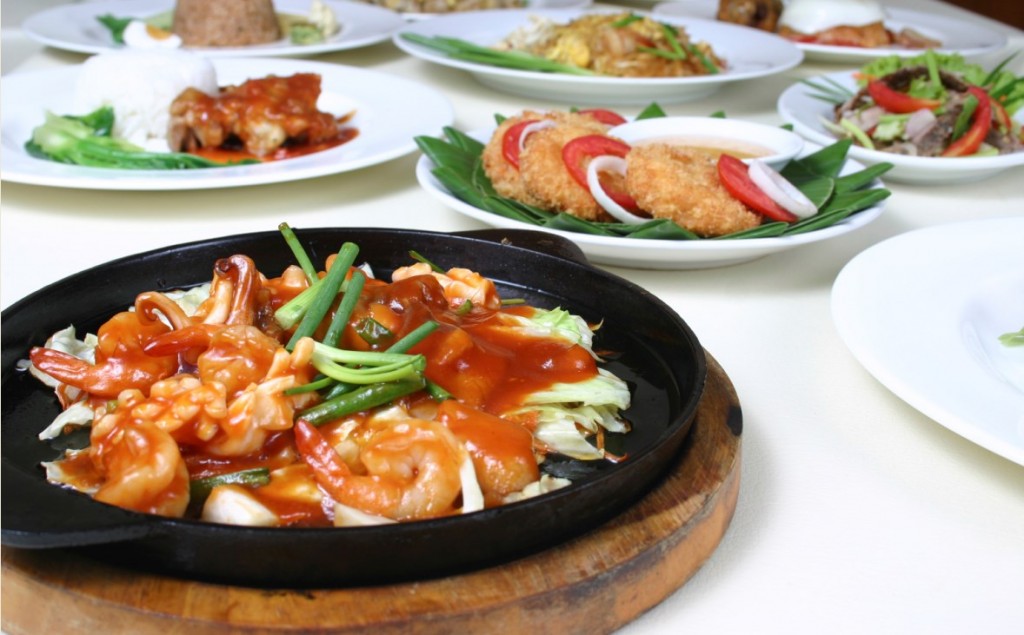 Mesa con platos thai
