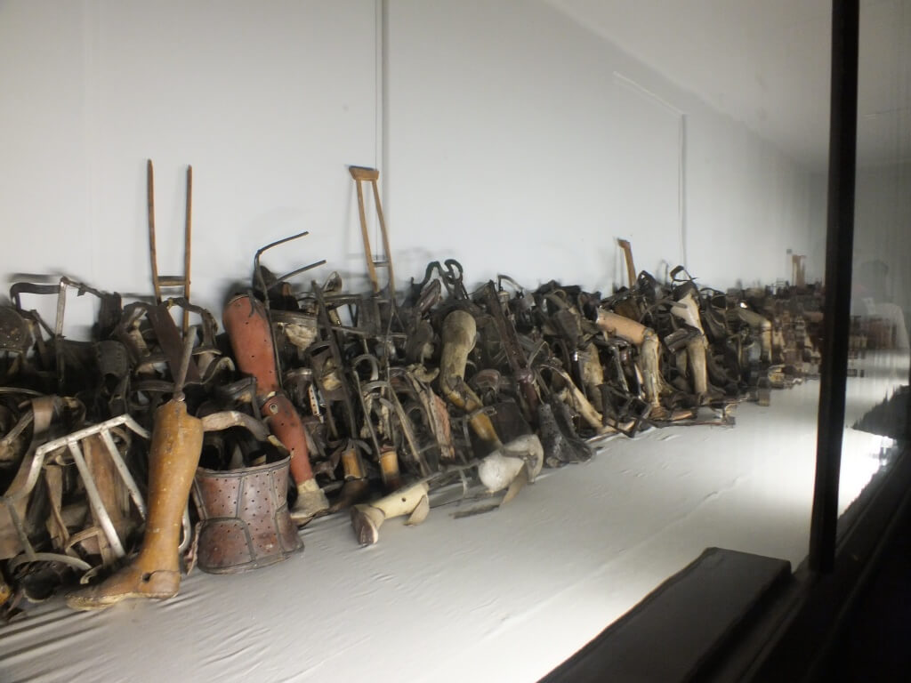 Exhibición de las prótesis en Auschwitz