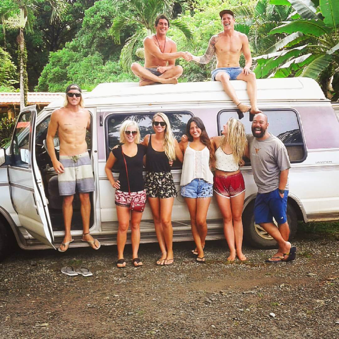 Australianos junto a van en Costa Rica