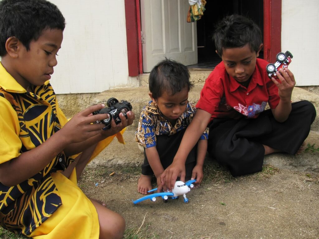 Niños tonganeses jugando