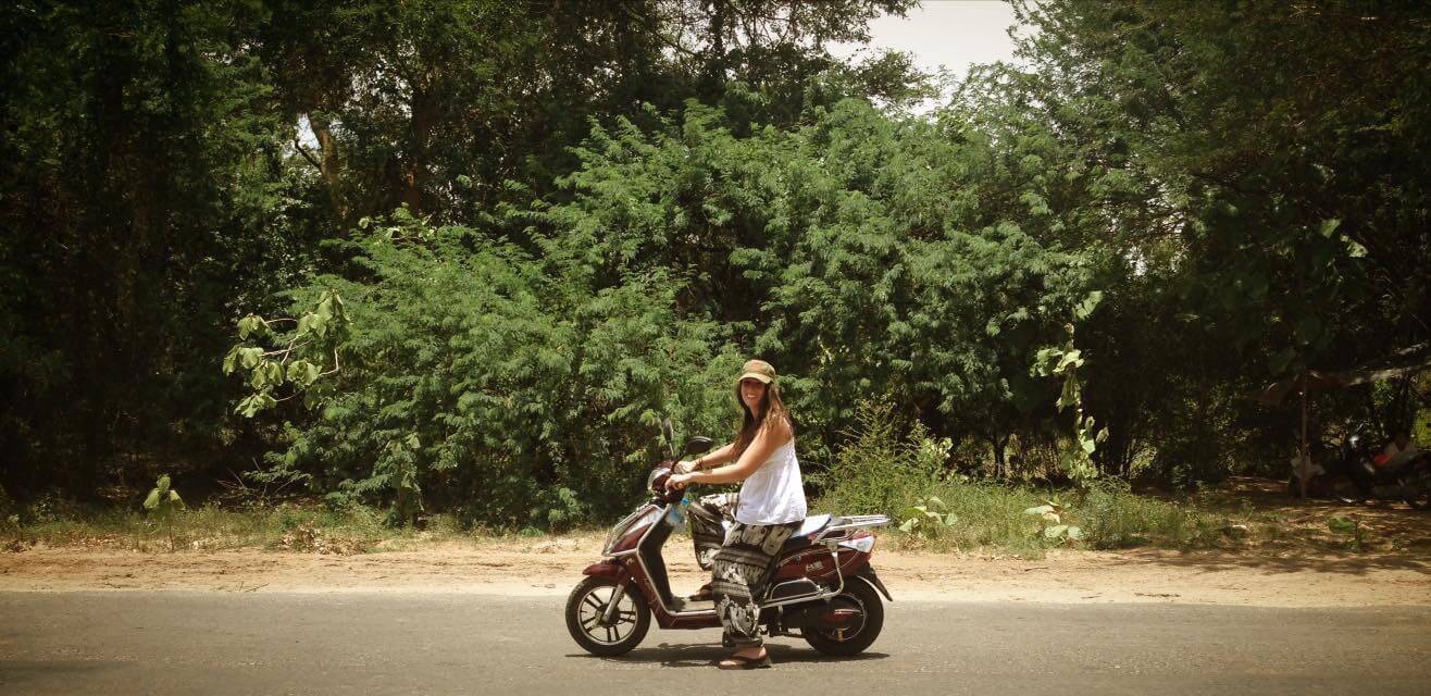 Montse en Moto en Myanmar