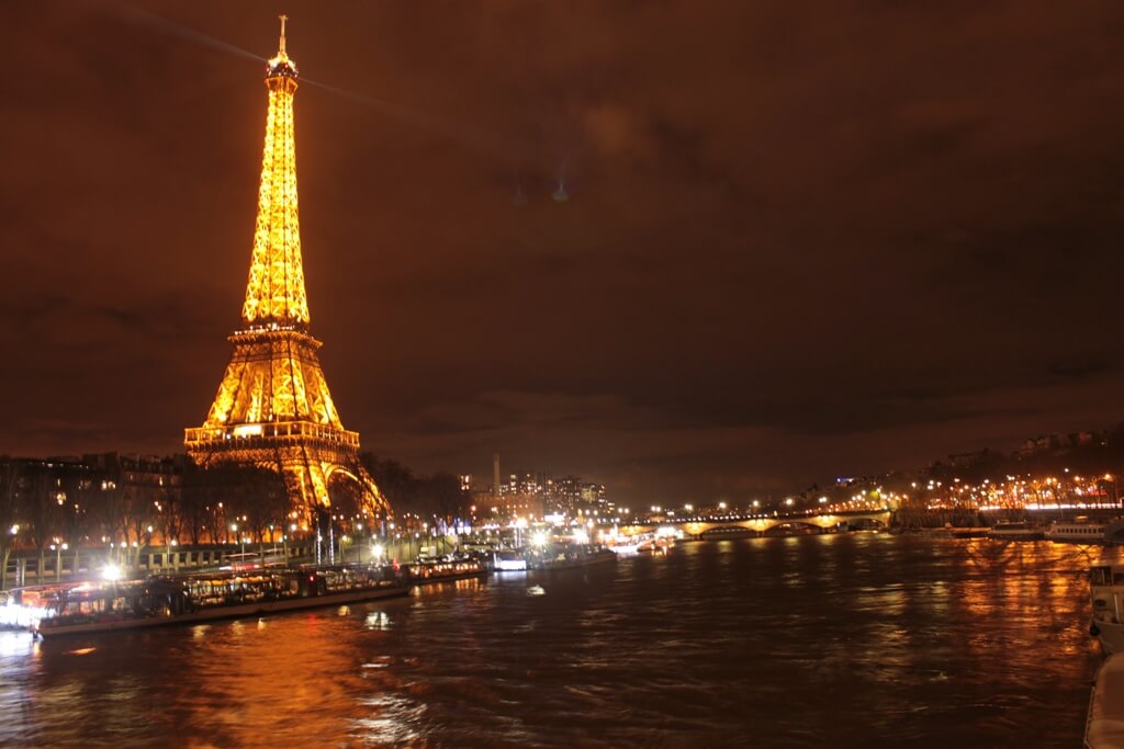 Torre Eiffel de noche, París, Francia