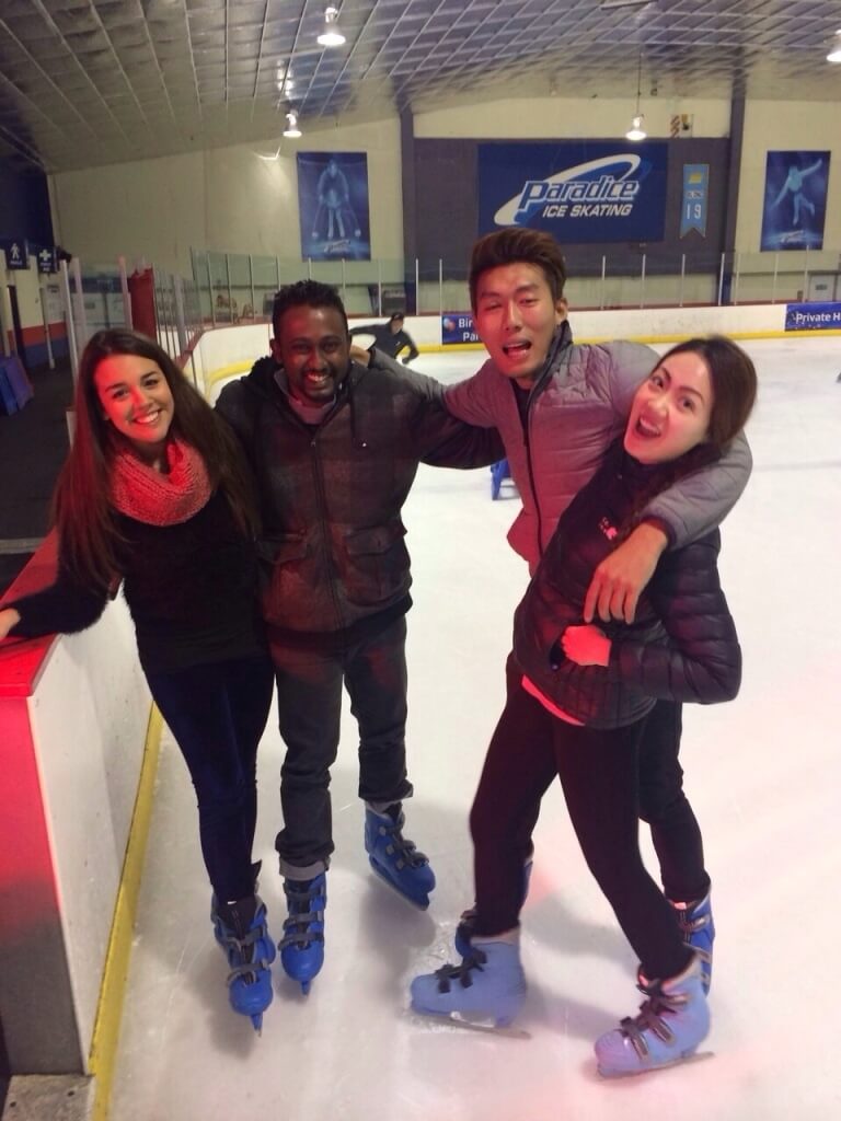 Amigos en una pista de patinaje sobre hielo