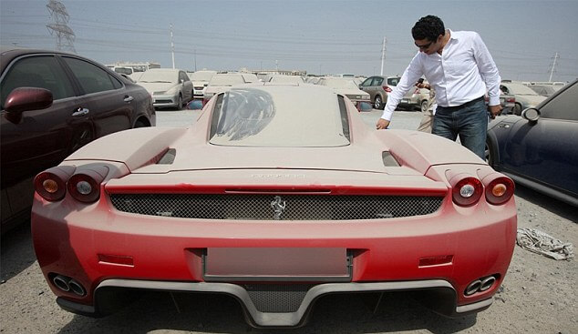 Ferrari abandonado en Dubai